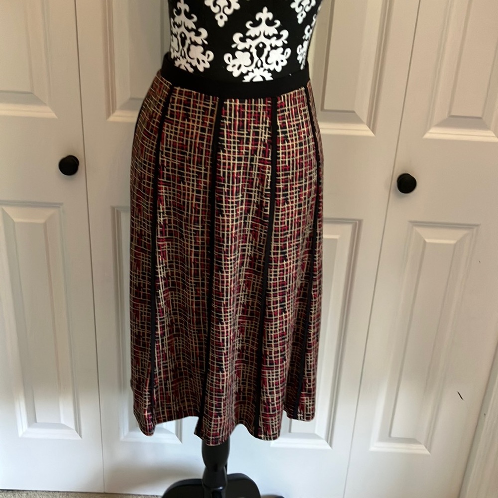 Fabulous😱cross hatch print of tan black and red with black trim down flirt
